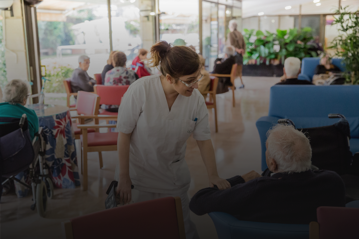 Cómo cuidar a las personas mayores en una residencia